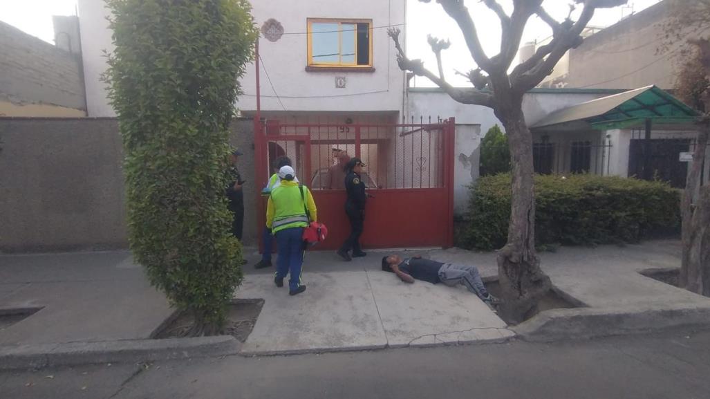 Hallan sin vida a hombre en la vía pública en Azcapotzalco