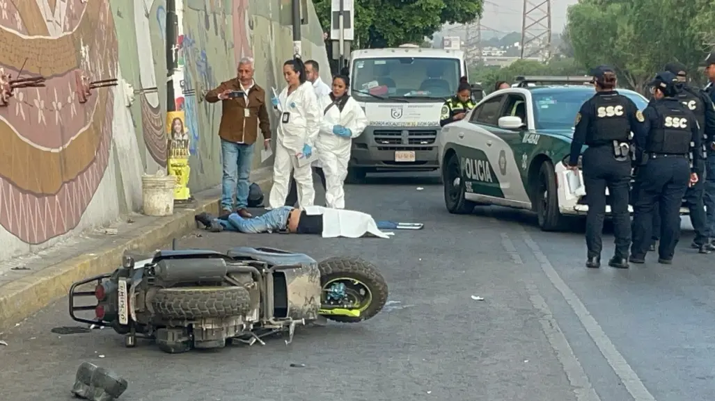 Muere motociclista al derrapar su moto en Iztapalapa, no portaba casco protector