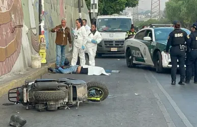 Muere motociclista al derrapar su moto en Iztapalapa, no portaba casco protector