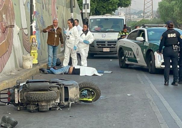 Muere motociclista al derrapar su moto en Iztapalapa, no portaba casco protector