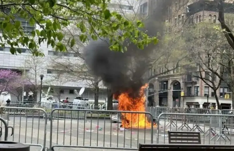 Hombre se inmola en corte de Nueva York donde Trump será juzgado