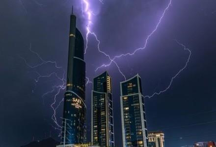 Sorprende fotógrafa regia con captura durante lluvias