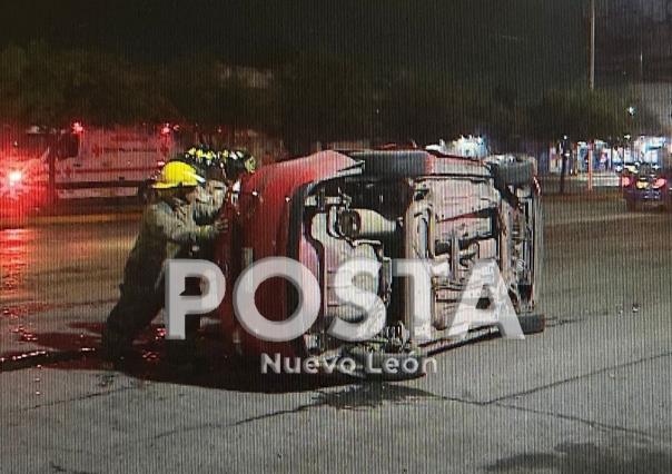 Vuelca tras distraerse en avenida Pablo Livas