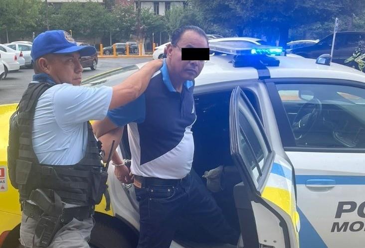 Se lleva hombre ropa sin pagar y lo detienen en Monterrey