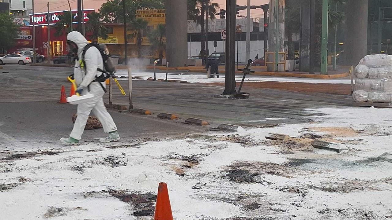 El derrame causó que se reportara tráfico pesado en la zona, además de que afectó varias estaciones de la Ecovía. Foto: PCNL.