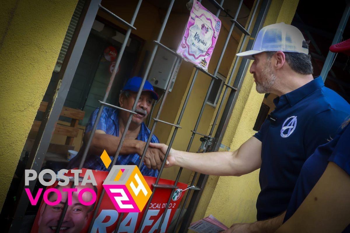 Adrián de la Garza con vecinos de la colonia Francisco Villa. Foto: Coalición Fuerza y Corazón por Nuevo León