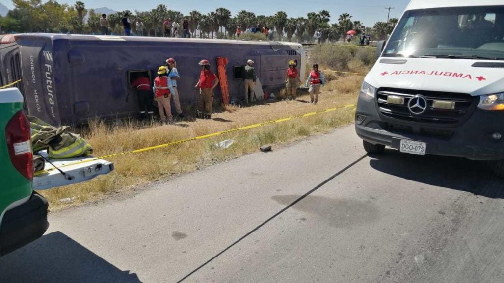 Dos mujeres muertas al volcar autobús que iba de Monterrey a Chihuahua