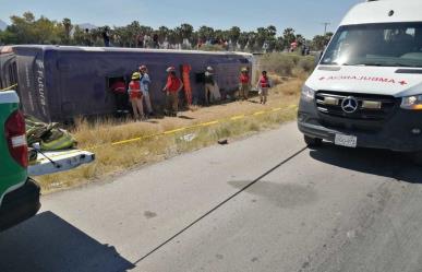 Dos mujeres muertas al volcar autobús que iba de Monterrey a Chihuahua