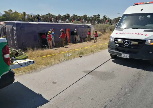 Dos mujeres muertas al volcar autobús que iba de Monterrey a Chihuahua