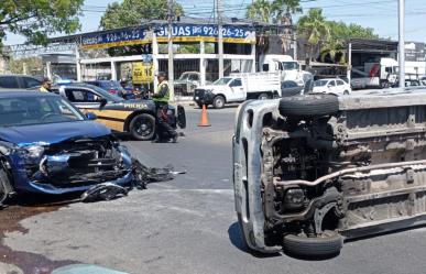 Aparatoso accidente cerca de Plaza Fiesta deja cuantiosos daños materiales