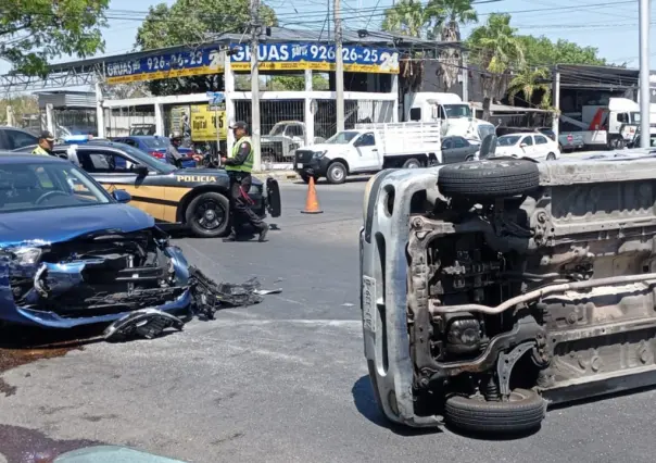 Aparatoso accidente cerca de Plaza Fiesta deja cuantiosos daños materiales