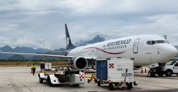 Aeroméxico baja a 16 viajeros por sobrepeso y los recompensa (VIDEO)