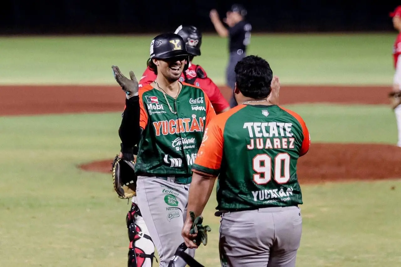 El jardinero Alex Robles terminó con una lesión durante la parte alta de la sexta Foto: Cortesía