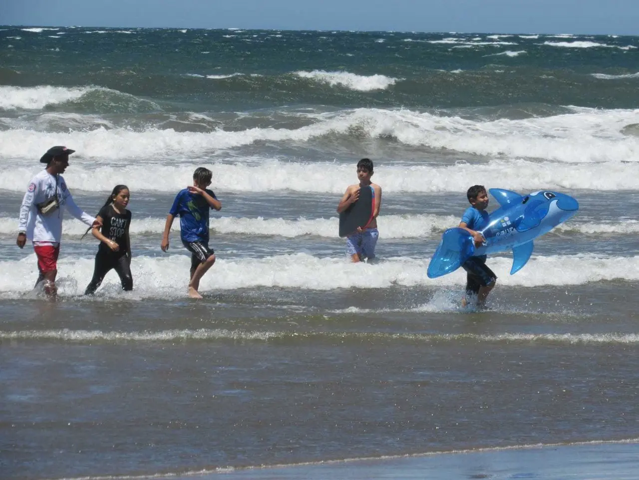 Vacacionista en playas de Mazatlán. Foto: X @Mztesmitierra