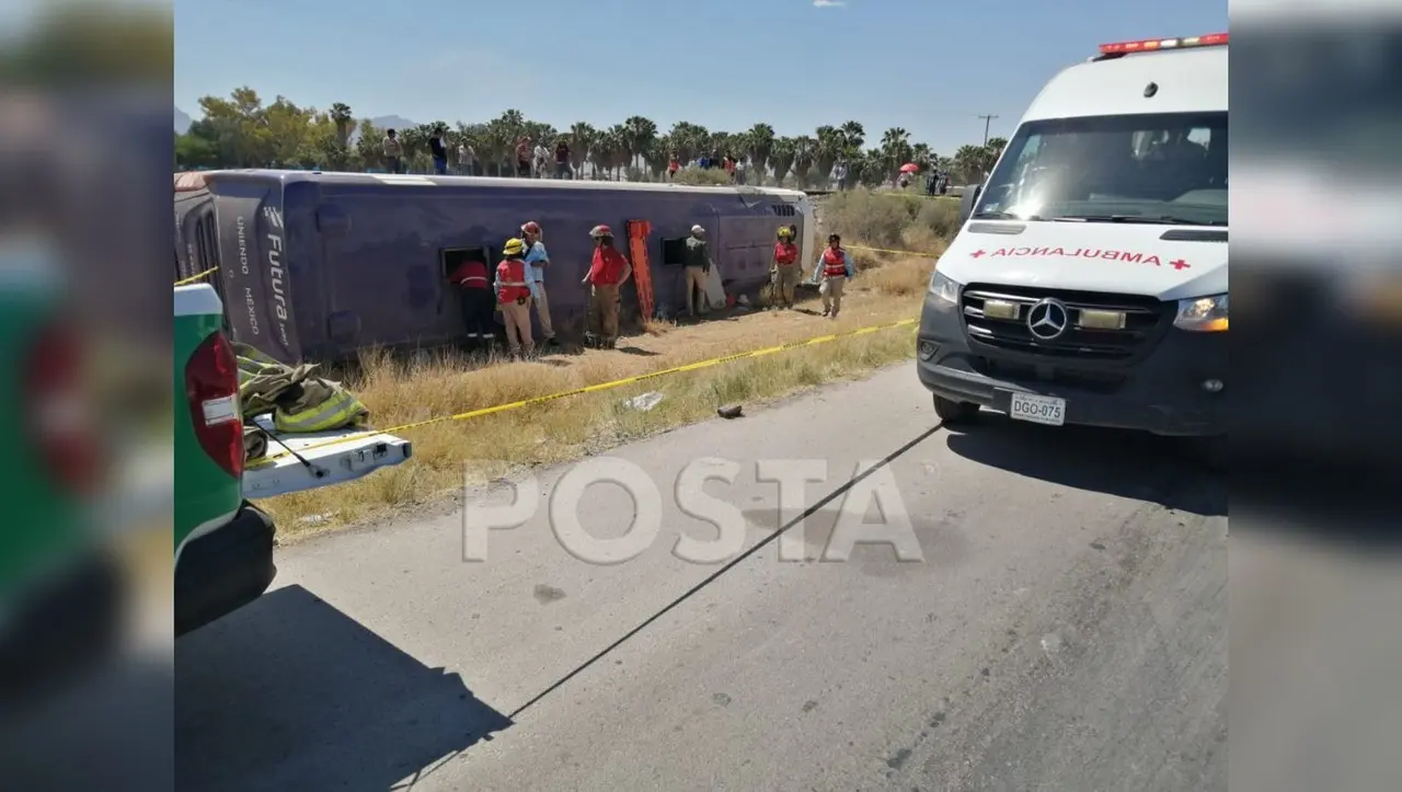 Paramédicos auxiliando a los afectados por la volcadura del camión. Foto: Especial/POSTAMX.