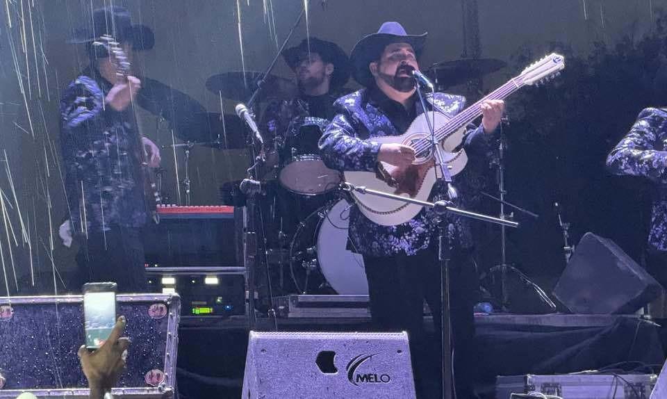 Pato Machete y Salomón Robles ponen ambiente en el Grileros Fest pese a lluvia