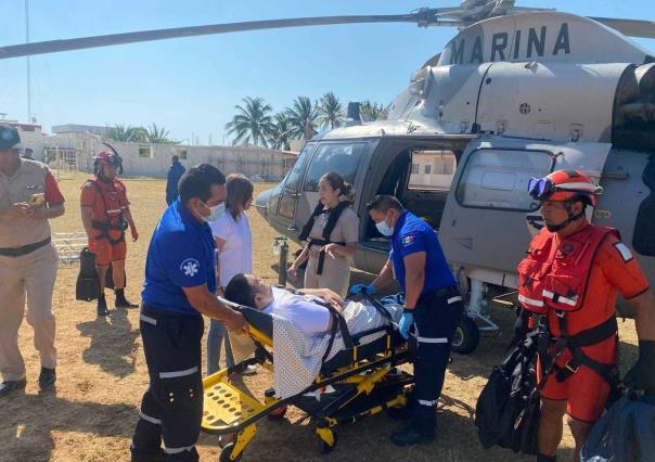 Marina evacua a un hombre con paro cardíaco a bordo de un buque en Progreso