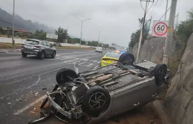 Vuelca en Carretera Nacional y su amigo lo abandona