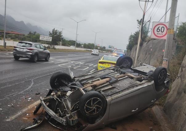 Vuelca en Carretera Nacional y su amigo lo abandona