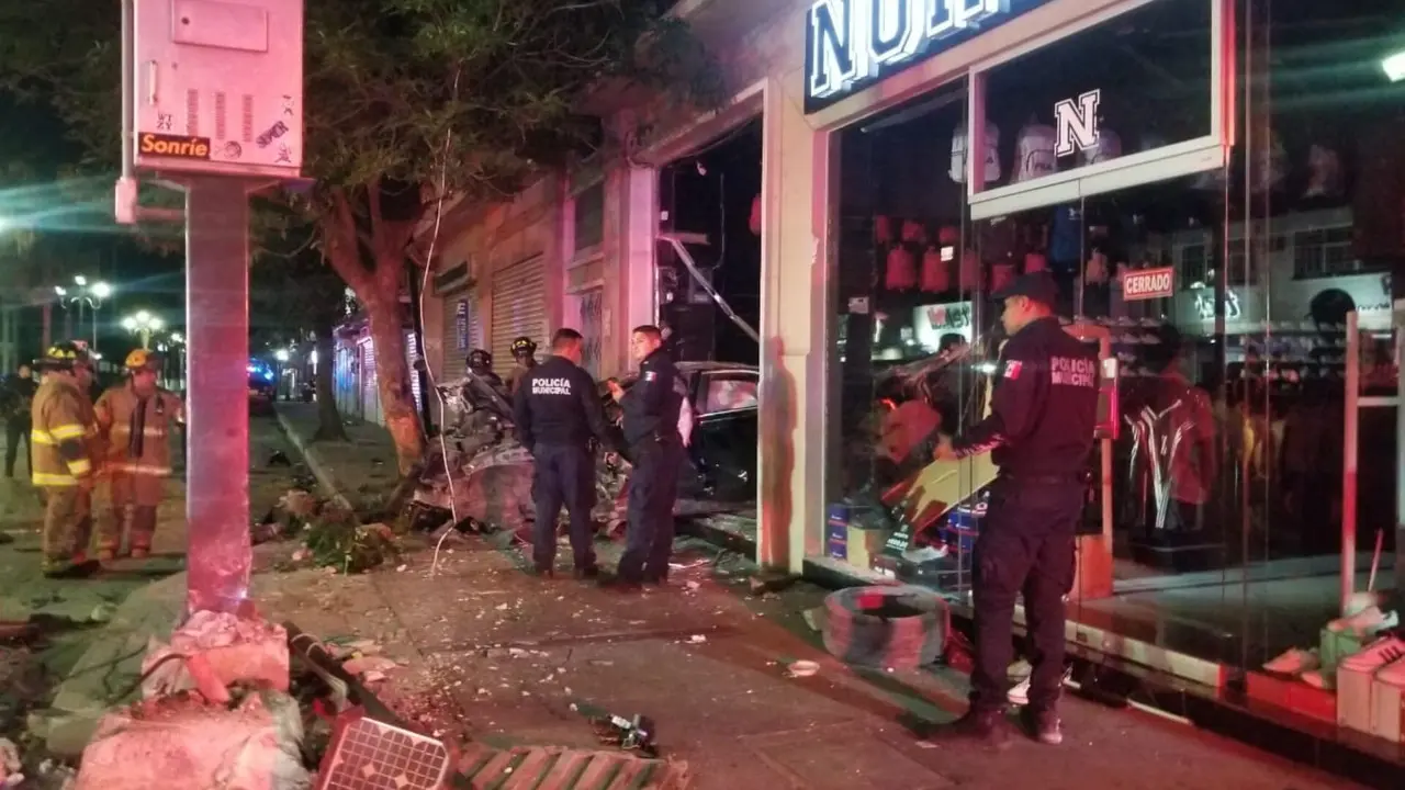 Se mete con todo y Cadillac a tienda de deportes