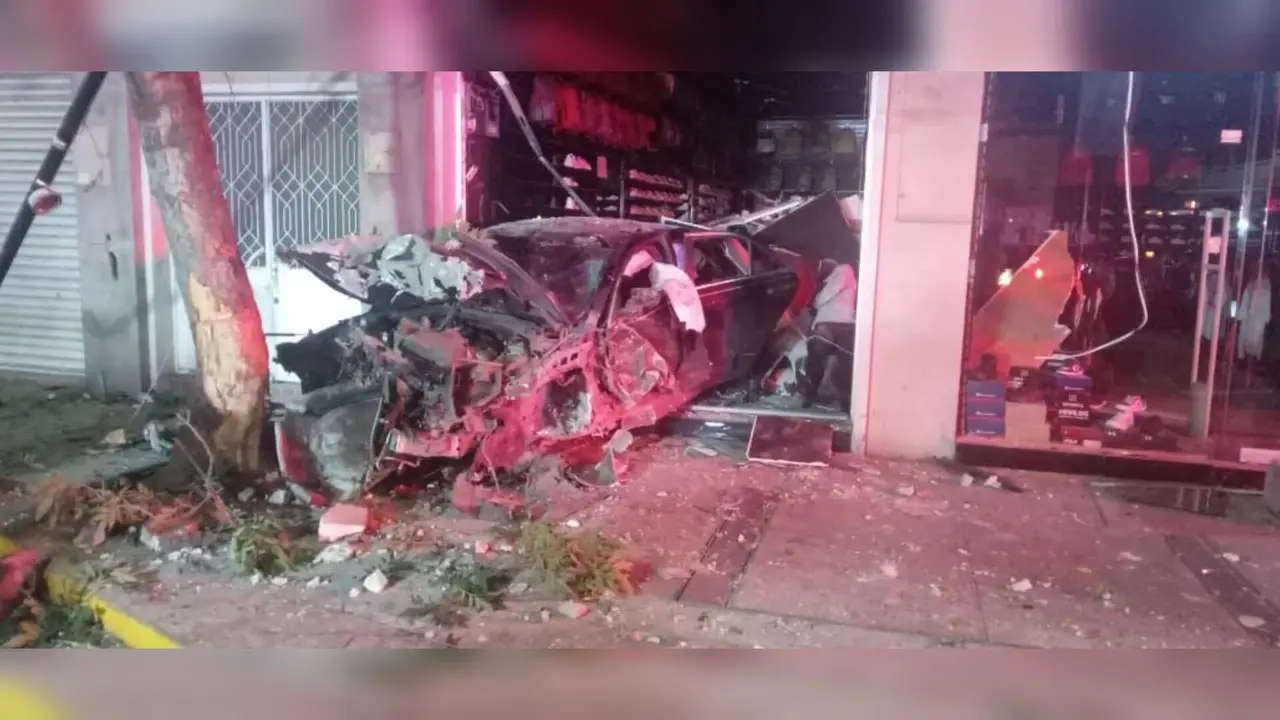 Se mete con todo y Cadillac a tienda de deportes