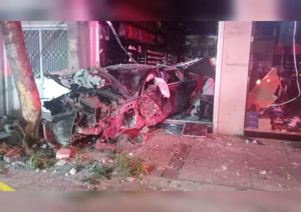 Se mete con todo y Cadillac a tienda de deportes