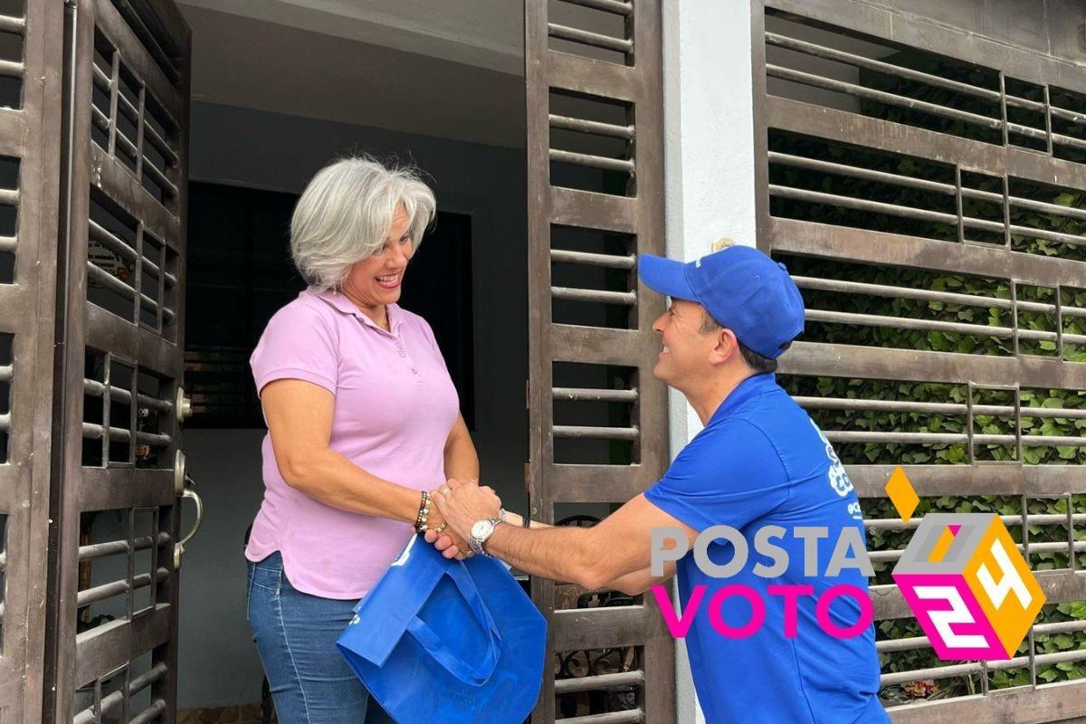 Vecina y el candidato a diputado local, Carlos de la Fuente. Foto: Coalición Fuerza y Corazón por Nuevo León