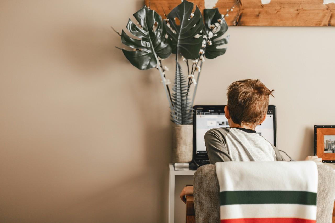 Posibilidad de clases online por olas de calor. Foto de Pexels.