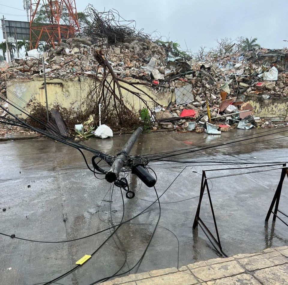 Cae muro del “antiguo” Milenio Tampico sobre poste y provoca caos