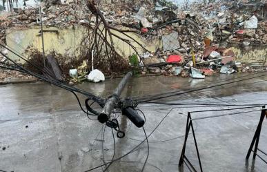 Cae muro del “antiguo” Milenio Tampico sobre poste y provoca caos