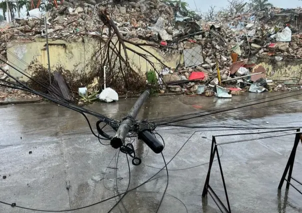 Cae muro del “antiguo” Milenio Tampico sobre poste y provoca caos