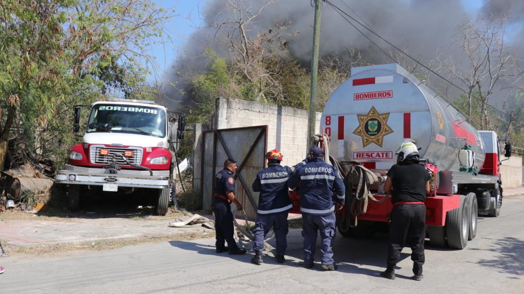 Bomberos logran sofocar incendio en una chatarrería de Kanasín