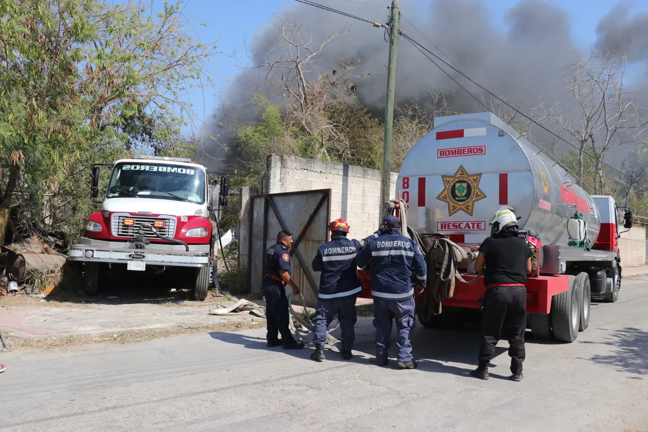 Bomberos acudieron a una chatarrería en Kanasín tras ser reportado un incendio en el interior del predio.- Foto de Expreso Yucatán