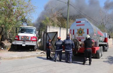 Bomberos logran sofocar incendio en una chatarrería de Kanasín