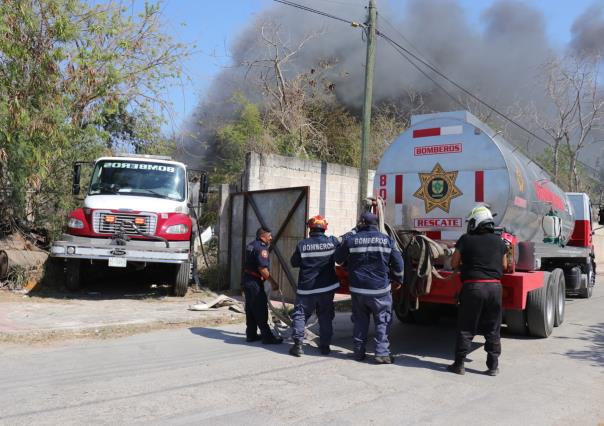 Bomberos logran sofocar incendio en una chatarrería de Kanasín