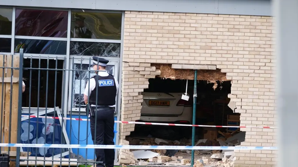 Atraviesa conductora pared de escuela en Liverpool, Reino Unido (VIDEO)