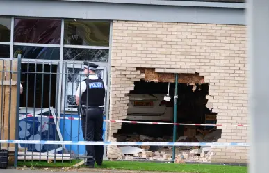 Atraviesa conductora pared de escuela en Liverpool, Reino Unido (VIDEO)