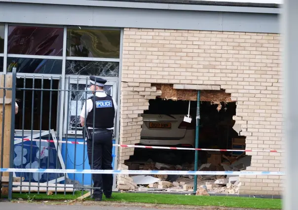 Atraviesa conductora pared de escuela en Liverpool, Reino Unido (VIDEO)