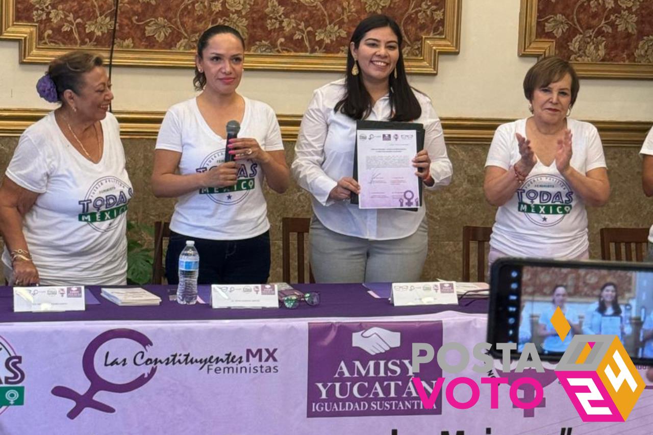 La candidata Vida Gómez, de Movimiento Ciudadano, firma el compromiso ante la plana mayor de las principales organizaciones feministas del país. Foto: Cortesía