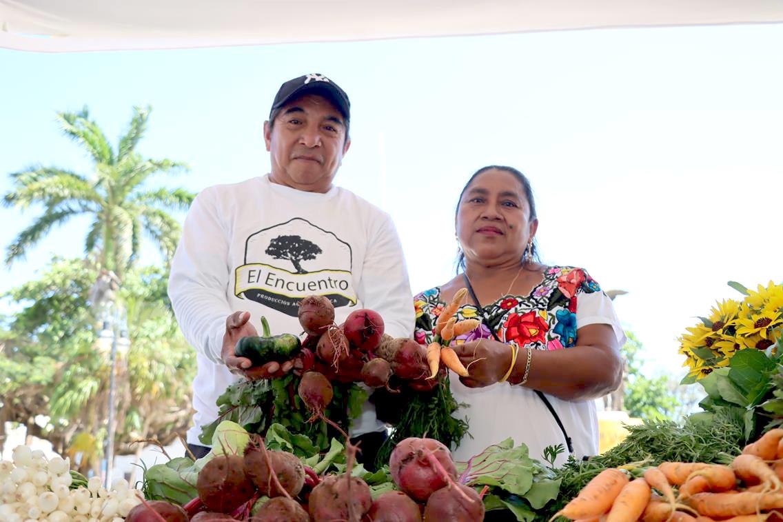 Agricultores y apicultores de diversas localidades de Peto participaron en la Fiesta de la Semilla que se realizó en el parque de Mejorada el pasado viernes 19 de abril.- Foto de la Uady