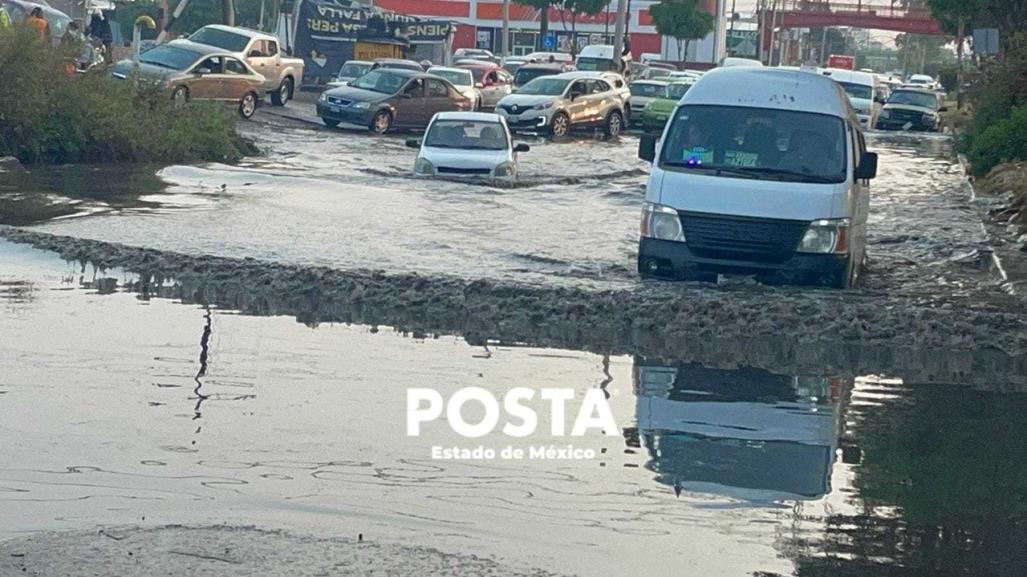 Fuertes lluvias causan encharcamientos en Ecatepec y Naucalpan