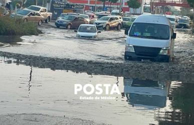 Fuertes lluvias causan encharcamientos en Ecatepec y Naucalpan