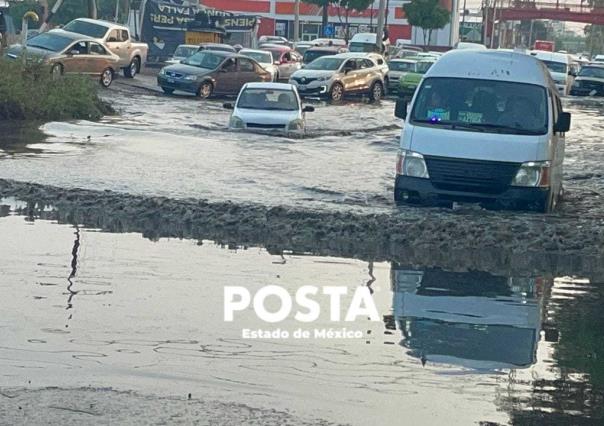 Fuertes lluvias causan encharcamientos en Ecatepec y Naucalpan