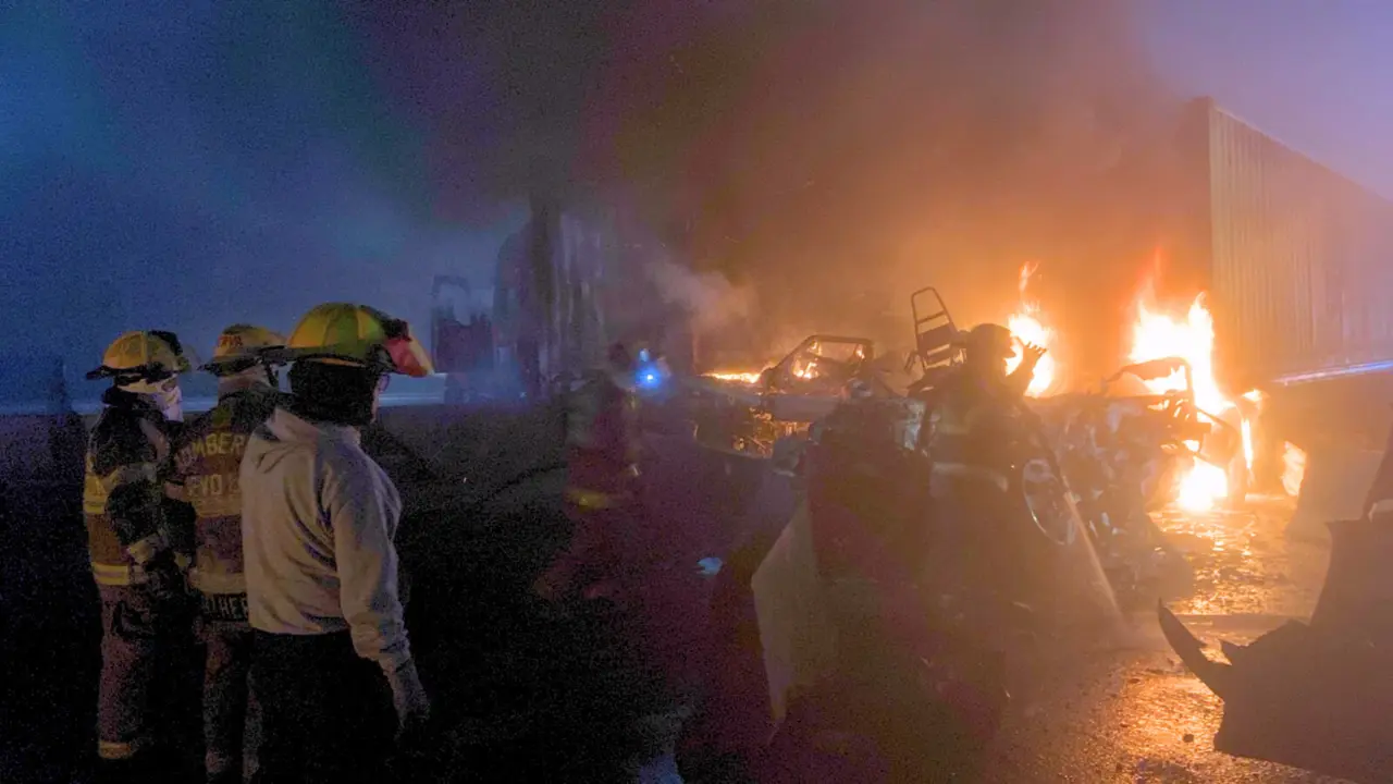 Choque entre cuatro trailers resultó en incendio sobre la Autopista Saltillo / Foto: Protección Civil Nuevo León