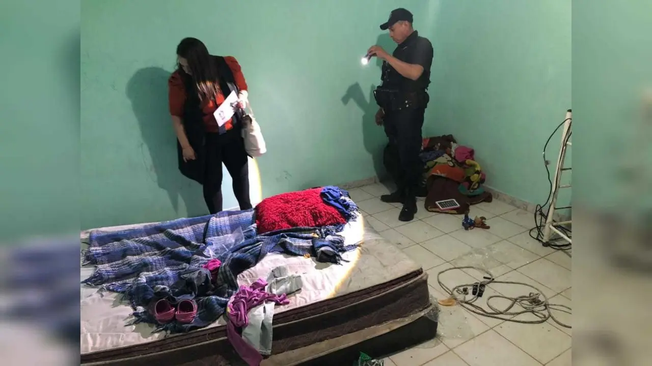 Rescatan a dos menores que estaban solos y encerrados en su casa