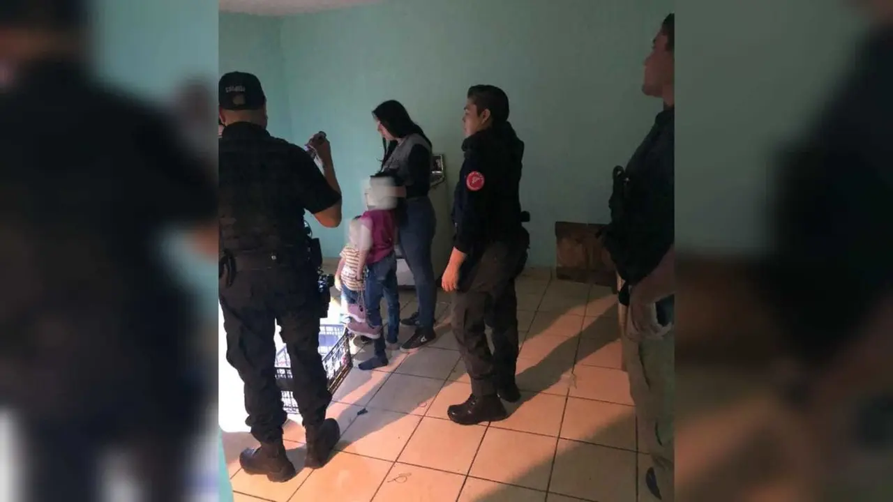Rescatan a dos menores que estaban solos y encerrados en su casa