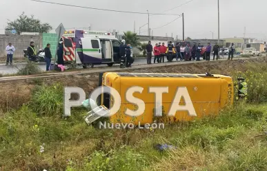 Vuelca transporte escolar en García; hay 10 niños heridos