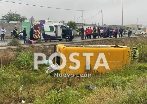 Vuelca transporte escolar en García; hay 10 niños heridos