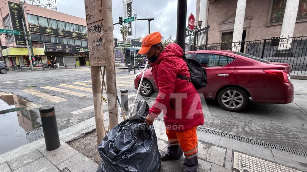 Regios honran a la Tierra en su día, tirando basura