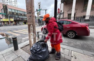 Regios honran a la Tierra en su día, tirando basura